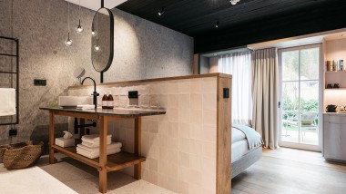 Jedes Zimmer ist ein durchkomponiertes Einzelstück. Die Einrichtung ist vom Bett bis zum Bad maßgeschneidert und von höchster Qualität. © Gregor Hofbauer/Refugium Lunz