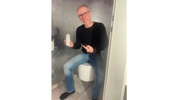 Fußball-Legende Peter Stöger mit seinem Geberit AquaClean Mera (c) Peter Stöger