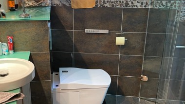 Das zu demontierende Dusch-WC welches mangels Entkalkungsfunktion den Betrieb eingestellt hatte. (c) Irma Fabjan