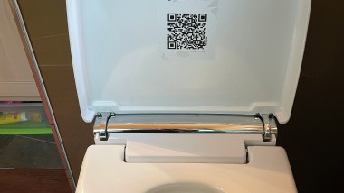 Mittels im WC-Deckel angebrachtem QR-Code gelangt man in einfachen Schritten der Geräteregistrierung mit Garantieverlängerung und vielen hilfreichen Informationen. (c) Irma Fabjan