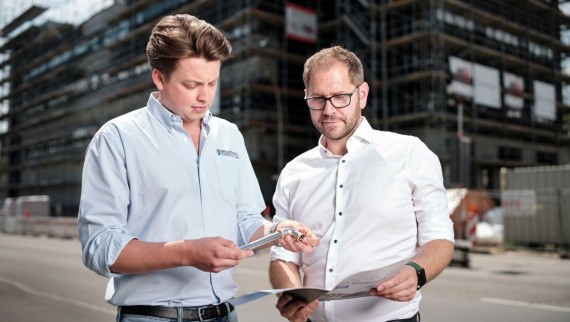 Mit Tipps von Geberit Verkaufsberater Florian Ehm (rechts) konnte Leon Walter (links) die Kosteneffizienz des Projekts verbessern.