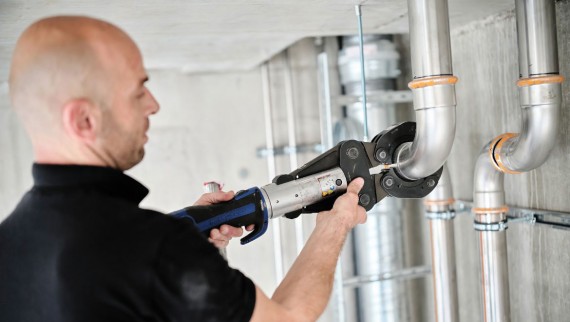 Installateur Danijel Pupic kann für die Verarbeitung von Geberit Mapress Therm auf bekannte und bewährte Presswerkzeuge von Geberit zurückgreifen.