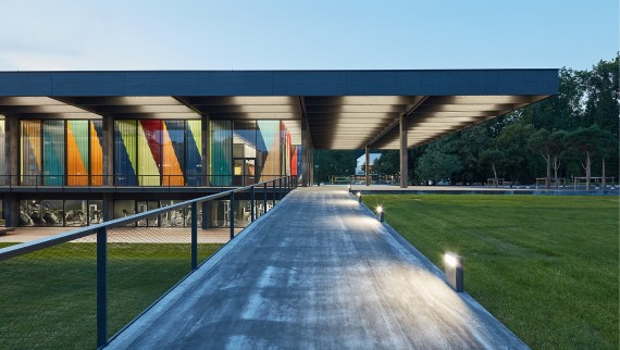 Ein Spiel aus Geometrie und Farbe: Die Kepler Hall im österreichischen Linz. ((c) Geberit / Bruno Klomfar Ein Spiel aus Geometrie und Farbe: Die Kepler Hall im österreichischen Linz. ((c) Geberit / Bruno Klomfar