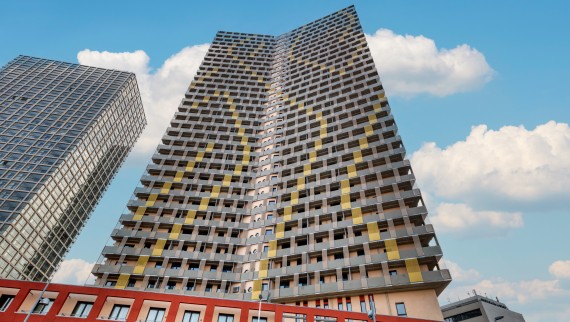 Der Q-TOWER ist Teil des neuen Stadtteil-Projekts THE MARKS. Der „goldene Turm“ sticht mit goldenen Akzenten auf der Fassade hervor. Die modernen Wohneinheiten des Gebäudes und die umliegende Infrastruktur bieten künftigen Bewohnerinnen und Bewohnern viel Lebensqualität. (c) Geberit/Stephan Huger Der Q-TOWER ist Teil des neuen Stadtteil-Projekts THE MARKS. Der „goldene Turm“ sticht mit goldenen Akzenten auf der Fassade hervor. Die modernen Wohneinheiten des Gebäudes und die umliegende Infrastruktur bieten künftigen Bewohnerinnen und Bewohnern viel Lebensqualität. (c) Geberit/Stephan Huger