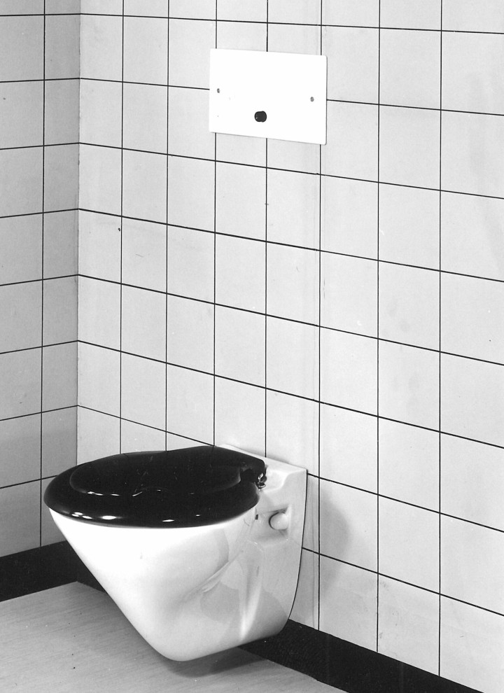 Für knappe Raumverhältnisse: dank dem „Wandeinbau- Spülkasten Nr. 15.000“ hat das Wand-WC eine Ausladung von nur 54 cm