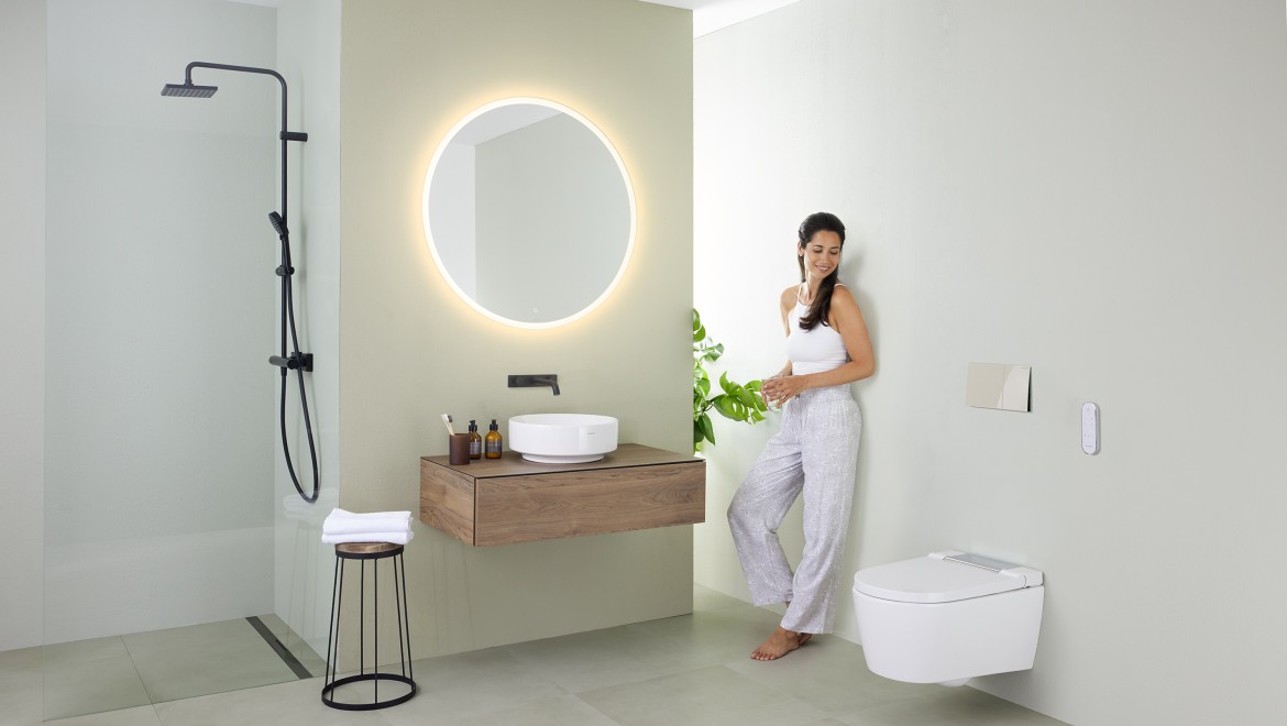 Frau in minimalistisch eingerichtetem Badezimmer