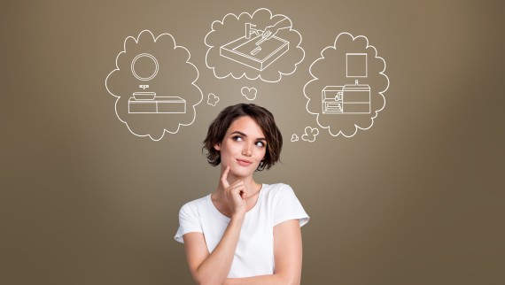 Frau in Gedanken bei ihrem Wunsch-Waschplatz Frau in Gedanken bei ihrem Wunsch-Waschplatz