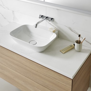 Waschplatz mit weißer Keramik und Badmöbel aus Holz (© Geberit)