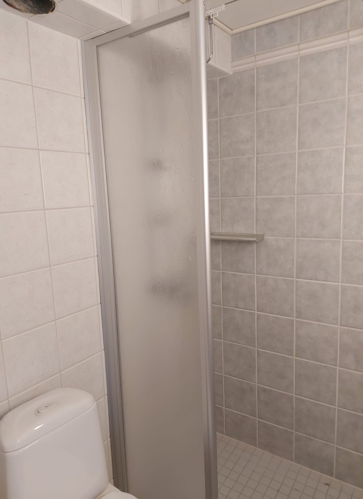 Das Vorher-Bild mit Blick auf die Duschkabine sowie bodenstehendem WC (© Meja Hynynen)