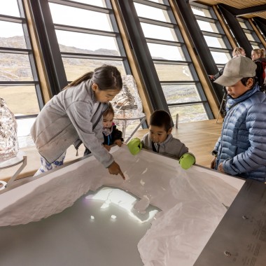 Kinder in der Ausstellung des Eisfjordzentrums Ilulissat (© Adam Mørk)