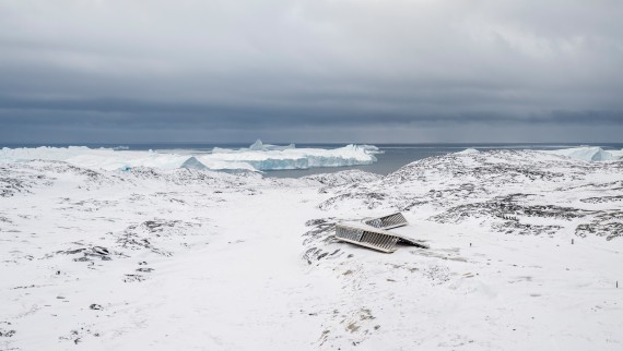 Das Eisfjordzentrum als einziges Gebäude mitten in der Eislandschaft (© Adam Mørk)