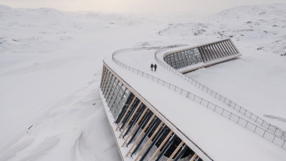 Das Dach des Eisfjordzentrums ist gleichzeitig eine begehbare Terrasse (© Adam Mørk)