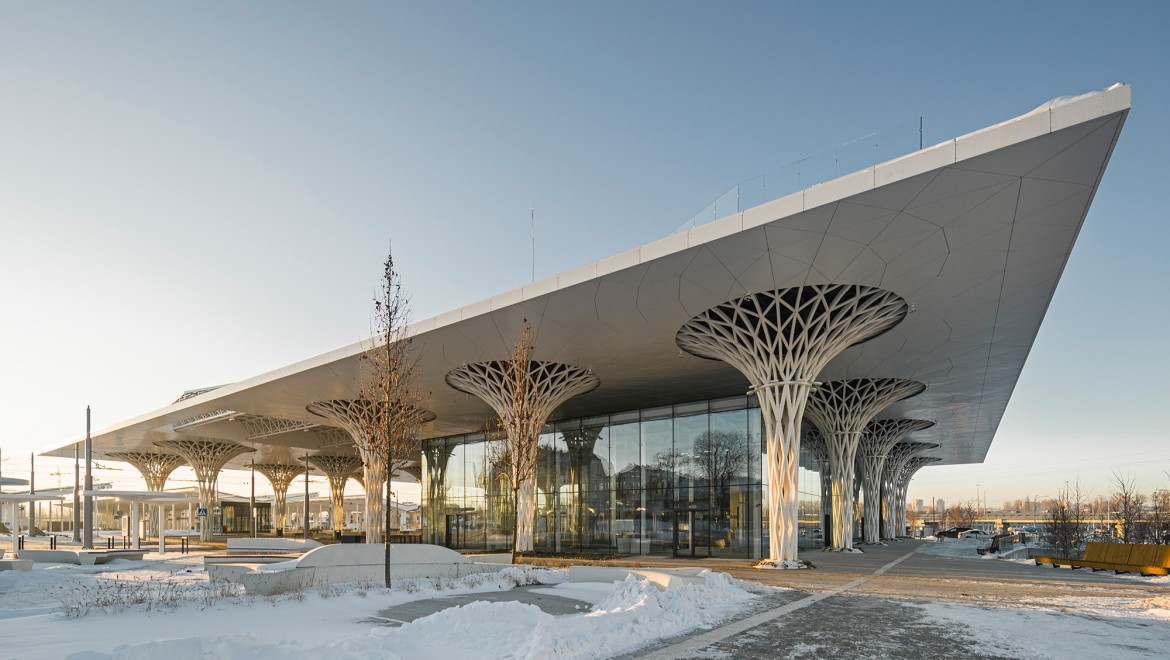 Der Glaskubus des Metropolbahnhofs Lublin ist eingebaut in den Baukörper mit Dach und durchbrochenen Säulen (© Rafał Chojnacki)