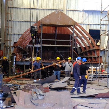 Emsiges Treiben in der ADA-Yacht-Werft in Bodrum. Der Bau der Yacht benötigt zahlreiche Fachkräfte und dauert gut zwei Jahre (© Serkan Ali Çiftçi)