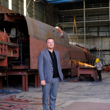 Geschäftsführer Onun Tekir in einer der Werkshallen der ADA-Yacht-Werft in Bodrum. Hier entsteht eine 50 Meter lange Yacht für einen italienischen Kunden (© Serkan Ali Çiftçi)