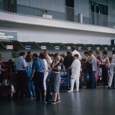 Flugpassagiere warten im Transitbereich des Terminals A (Aufnahme von 1986) (© ETH-Bibliothek Zürich)