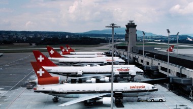 Flugzeuge der damaligen Swissair stehen in den 1980er-Jahren am Dock des Terminals A in Zürich (© ETH-Bibliothek Zürich)