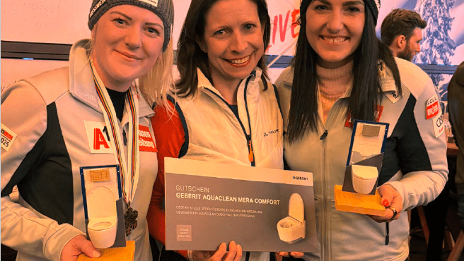 Medaillen-Gewinnerinnen bei der Übergabe der Dusch-WCs Medaillen-Gewinnerinnen bei der Übergabe der Dusch-WCs