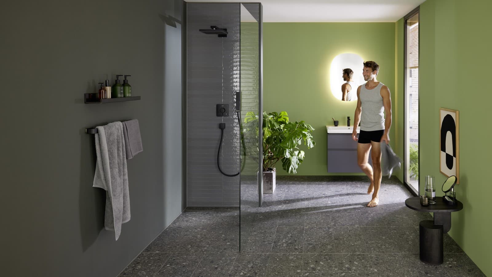 Mann in Badezimmer mit Geberit CleanLine30 Mann in Badezimmer mit Geberit CleanLine30
